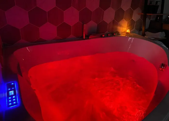 Le Petit Nous- Cosy Avec Jacuzzi En Anjou Сasa de vacaciones Le Mesnil-en-Vallée
